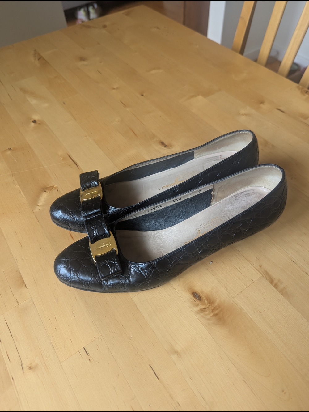Salvatore Ferragamo Black Leather Vara Bow Low Heel Pumps - Size 9 - Picture 6 of 6